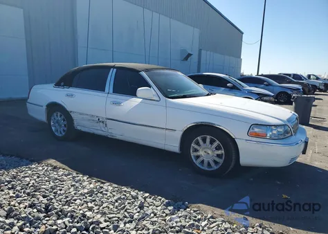 2010 Lincoln Town Car Signature Limited z USA, uszkodzony, nr VIN 2LNBL8CV6AX613342